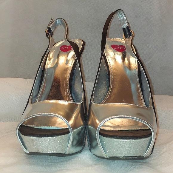 2b Bebe high heel, size 9 - Picture 4 of 4